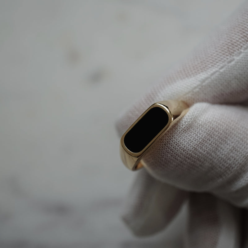 Handgefertigter Herrenring aus 925 Silber mit Echtgold Veredelung und Onyx Inlay Sprezzi Fashion