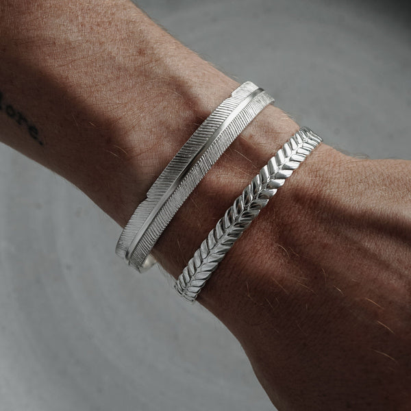 Herren Armreif aus hochwertigem 925 Sterling Silber mit detailreichem Feder Design Sprezzi Fashion