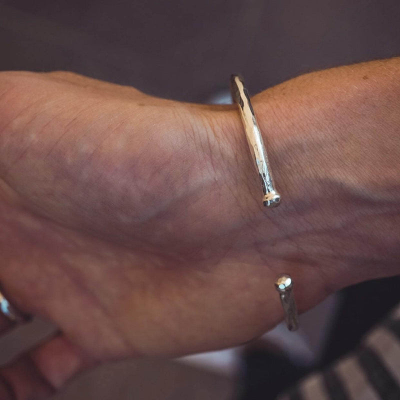 925 Silber Armreif Hammered Round einstellbare Größe durch sanftes Biegen gehämmerte Oberfläche minimalistischer Stil robust und langlebig Sprezzi Fashion