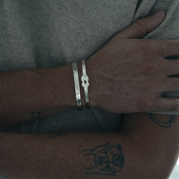 Eleganter 925 Silber Armreif Knot massive Fertigung ohne Hohlräume einzigartiger Knotenstil hochwertig einstellbar Sprezzi Fashion