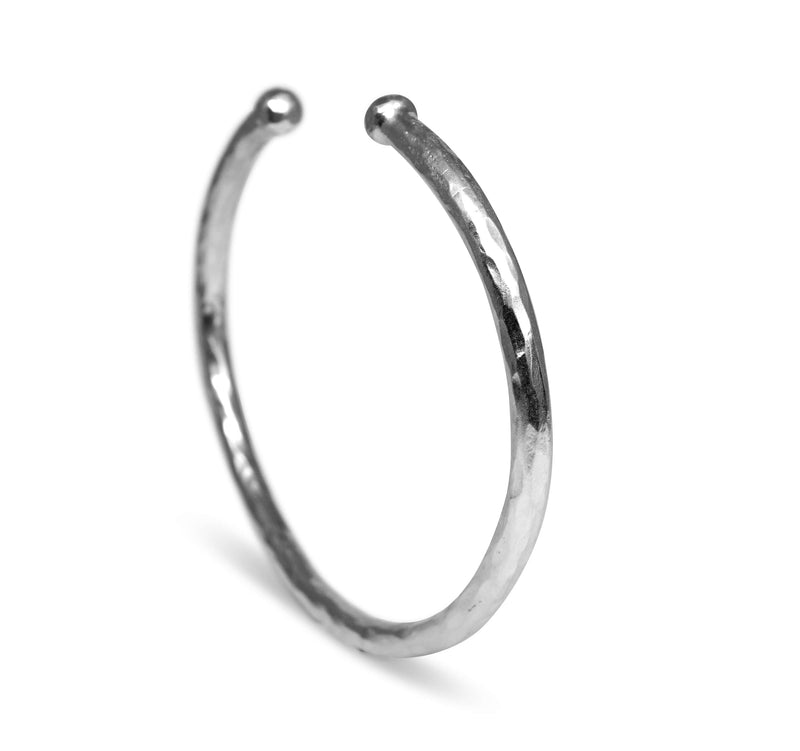 925 Silber Armreif Hammered Round handgefertigt robust gehämmerte Oberfläche einstellbar minimalistisches Design ideal als Geschenk Sprezzi Fashion