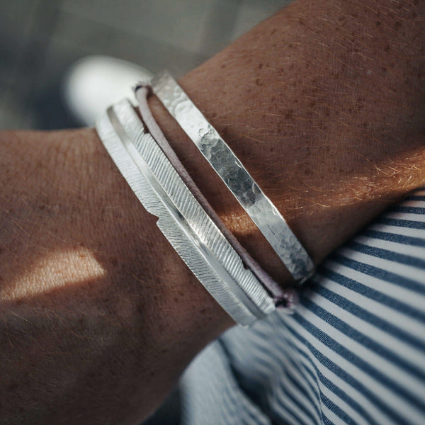 Herren Armreif im Vintage Stil aus 925 Sterling Silber mit Feder Design handgefertigt Sprezzi Fashion