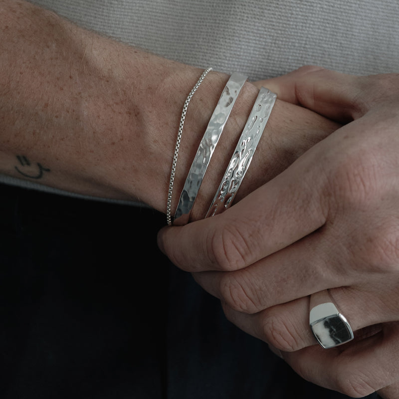 Eleganter Armreif mit gehämmerter Oberfläche aus geprüftem 925 Sterling Silber frei von Nickel und Blei Sprezzi Fashion
