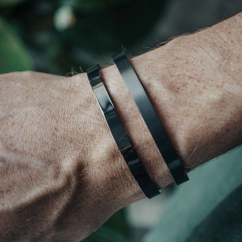 Verstellbarer Armreif aus mattem Edelstahl in Schwarz robustes und modernes Accessoire Sprezzi Fashion