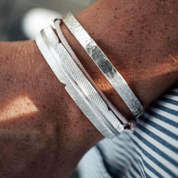 Elegantes Set mit Hammered und Feather Armreifen handgemacht aus echtem Silber robust langlebig und stilvoll Sprezzi Fashion