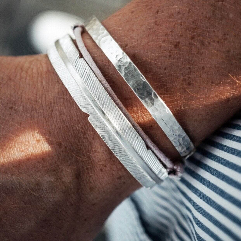 Elegantes Set mit Hammered und Feather Armreifen handgemacht aus echtem Silber robust langlebig und stilvoll Sprezzi Fashion