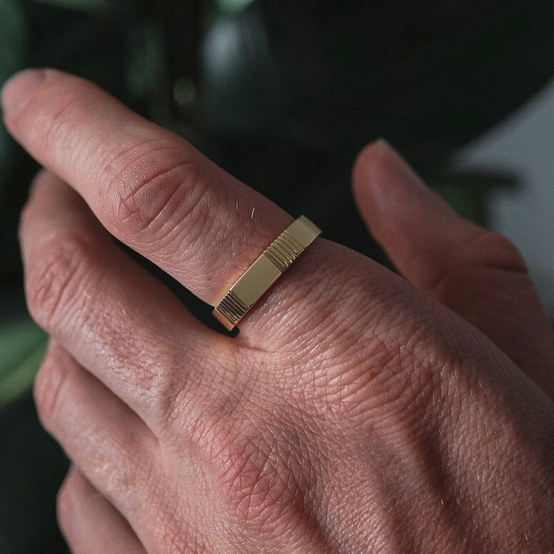 Minimalistischer Bandring Lines mit hochwertiger 18k Vergoldung fuer luxuriösen Look Sprezzi Fashion