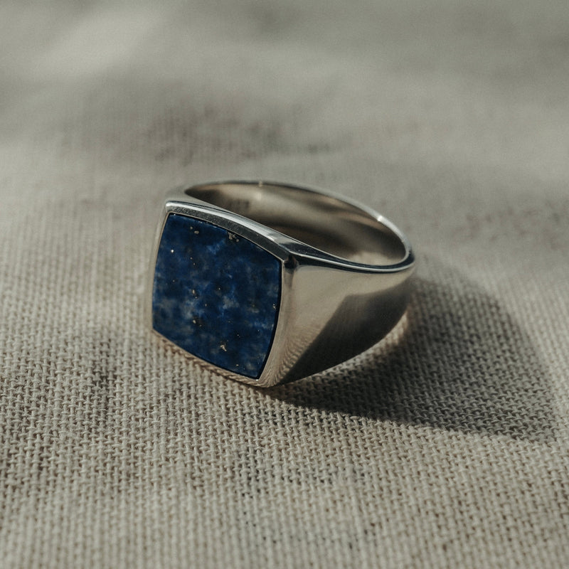 Stilvoller Herren Siegelring mit tiefblauem Lapislazuli Edelstein, perfekt verarbeitet Sprezzi Fashion