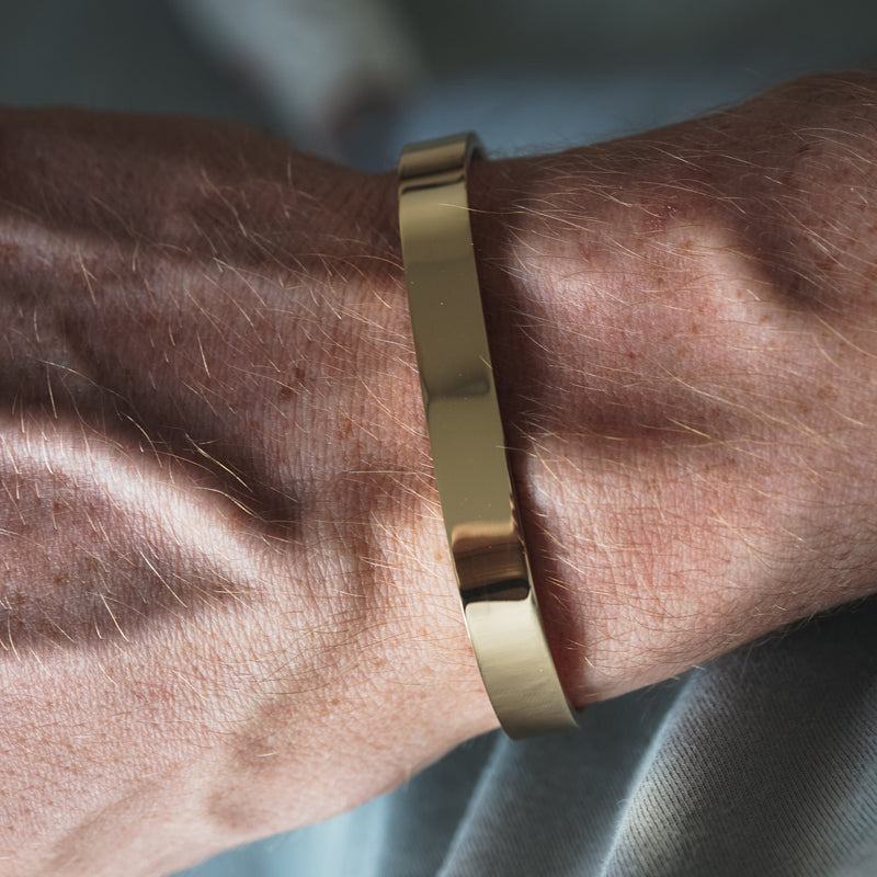 Eleganter goldfarbener Armreif aus poliertem Edelstahl stilvolles Accessoire für Herren Sprezzi Fashion