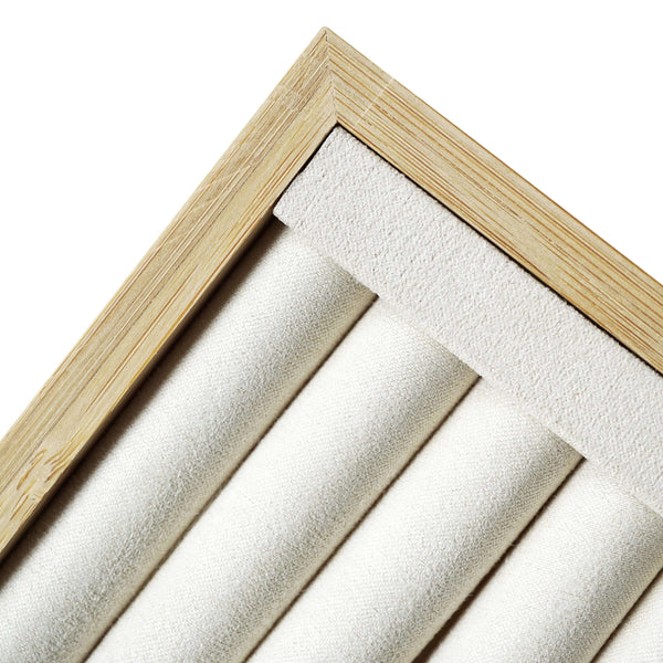 Edles Holzdisplay zur Präsentation von Ring- und Armband-Kollektionen mit warmem Naturton. Sprezzi Fashion