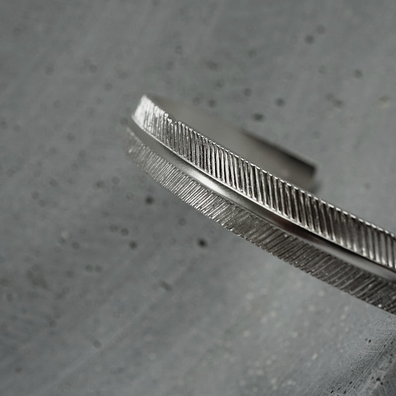 Herren Feather Armreif aus 925 Sterling Silver handgefertigt mit strukturierter Federgravur stilvoll und robust Sprezzi Fashion