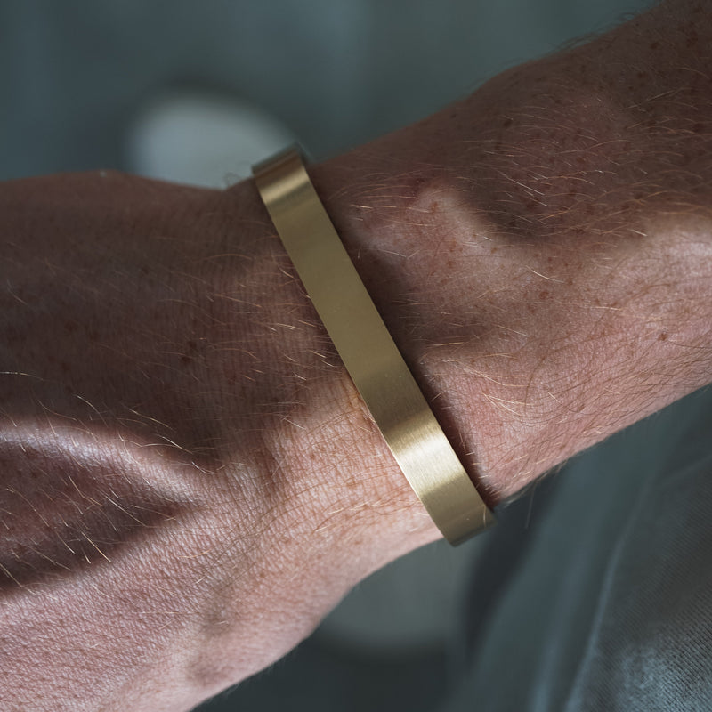 Gebürsteter Armreif in Gold aus Edelstahl minimalistisch und robust perfekt für den Alltag Sprezzi Fashion
