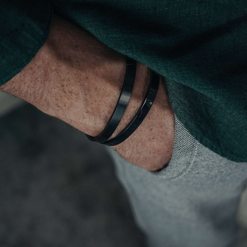 Gebürsteter Armreif in Schwarz mit mattem minimalistischen Look perfekt für den Alltag Sprezzi Fashion