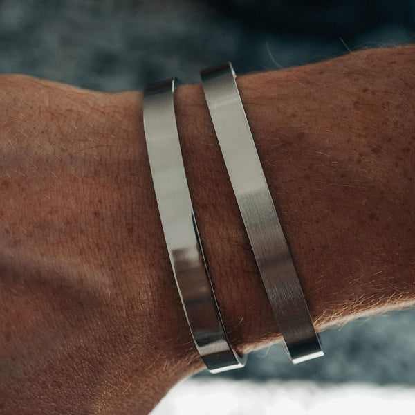 Gebürsteter Armreif in Silber mit mattem Design minimalistisch und stilvoll für den täglichen Look Sprezzi Fashion