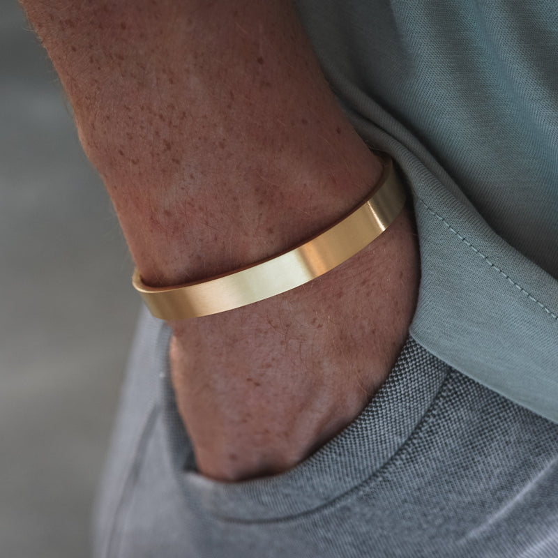 Goldener Armreif für Herren aus gebürstetem Edelstahl mit mattem Look und hochwertiger Verarbeitung Sprezzi Fashion