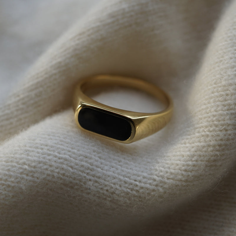 Minimalistischer Herrenring in Gold mit feinem schwarzen Onyx Stein perfekt als Geschenk Sprezzi Fashion