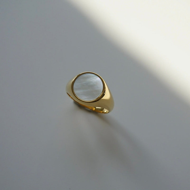 Gold Ring mit Mother-of-Pearl Oval Edelstein 925 Silber Handgefertigt Glanzvoll Stilvolles Schmuckstueck Sprezzi Fashion