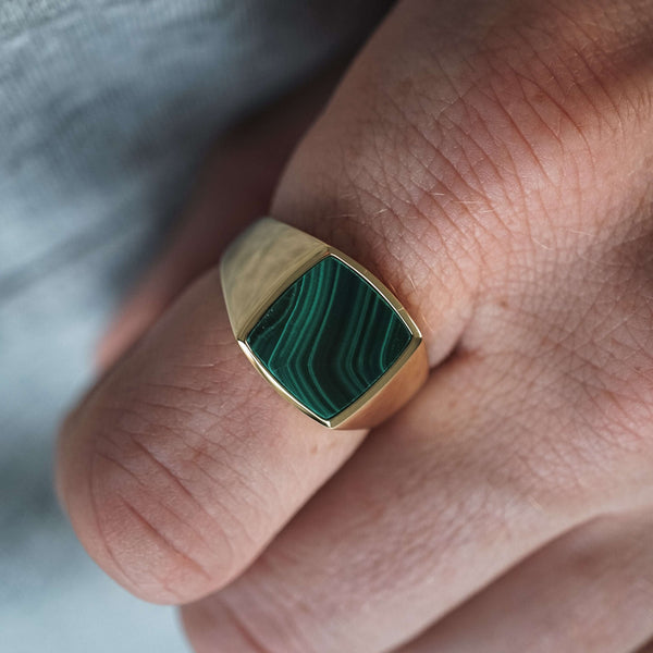 Handgefertigter Gold Siegelring für Männer mit grünem Malachit stilvoll und robust Sprezzi Fashion