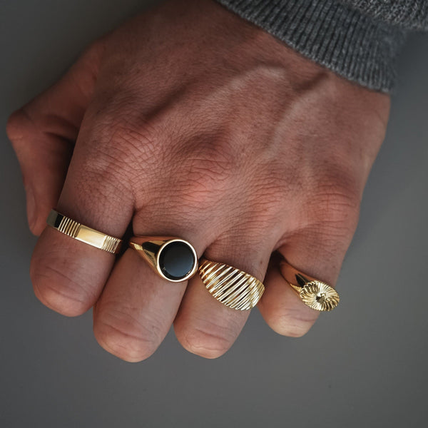 Elegantes Set aus zwei goldenen Herrenringen aus vergoldetem Silber mit luxuriösem Design und langlebiger Qualität Sprezzi Fashion