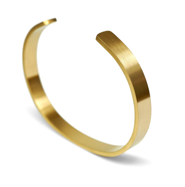 Goldener Edelstahl Armreif fuer Herren poliert elegant und langlebig Sprezzi Fashion