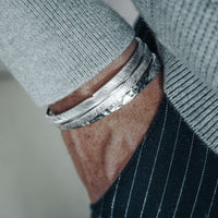 Zweiteiliges Armreif Set Hammered und Feather aus robustem 925 Sterling Silber verstellbar und ideal fuer jeden Anlass Sprezzi Fashion