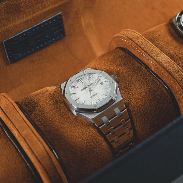 Handgefertigte blaue Leder Uhrenrolle für drei Uhren in feiner Saffiano Optik für einen luxuriösen Look Sprezzi Fashion