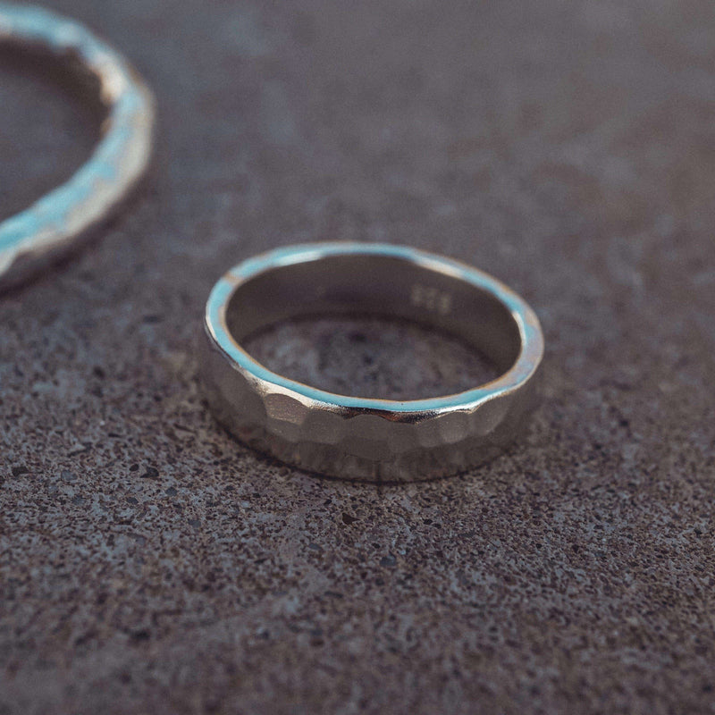 Handgefertigter Hammered Bandring aus 925 Sterling Silber rund und modern fuer jeden Anlass Sprezzi Fashion