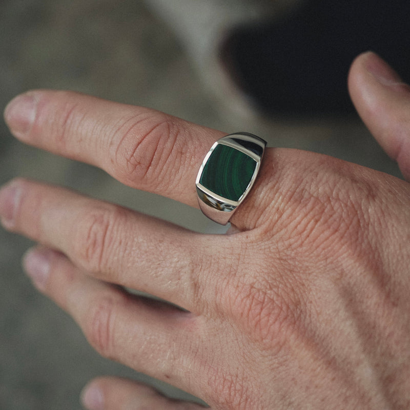 Handgefertigter Herren Siegelring mit grünem Malachit, 925 Sterling Silber, zeitloser Stil Sprezzi Fashion
