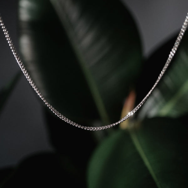 Handgemachte 925 Silber Curb Halskette mit sicherem Karabiner Verschluss minimalistischer Stil und langlebiges Design Sprezzi Fashion