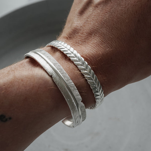 Elegantes Männer Armreif Set aus 925 Sterling Silver mit Feather und Roman Gravur für ein stilvolles Accessoire Sprezzi Fashion