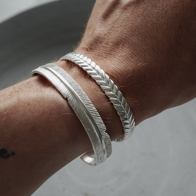 Elegantes Männer Armreif Set aus 925 Sterling Silver mit Feather und Roman Gravur für ein stilvolles Accessoire Sprezzi Fashion