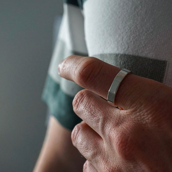 Edler Herren Bandring Lines aus reinem 925 Silber mit schlichtem und elegantem Stil handgefertigt von Sprezzi Fashion