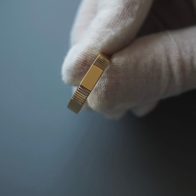 Handgefertigter Herrenring Lines 18k vergoldet fuer luxuriösen Glanz und modernen Stil Sprezzi Fashion