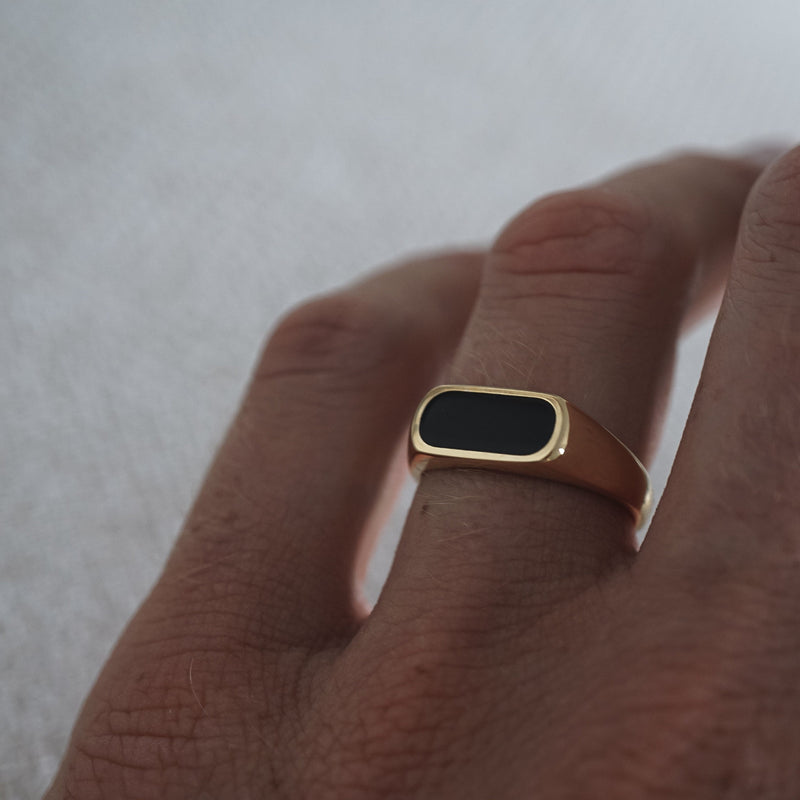 Eleganter Herrenring mit 18k Vergoldung und glattem schwarzen Onyx Stein stilvoll und edel Sprezzi Fashion