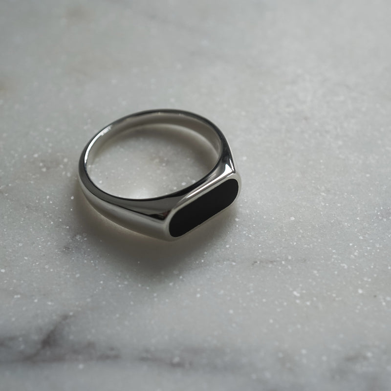 Zeitloser Herren Schmuckring mit Onyx Stein aus Sterling Silber handgefertigt und elegant Sprezzi Fashion