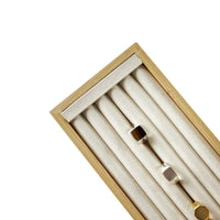 Elegantes Schmuckdisplay aus Naturholz zur stilvollen Präsentation von Ringen und Armbändern. Ideal für Zuhause oder Laden. Sprezzi Fashion