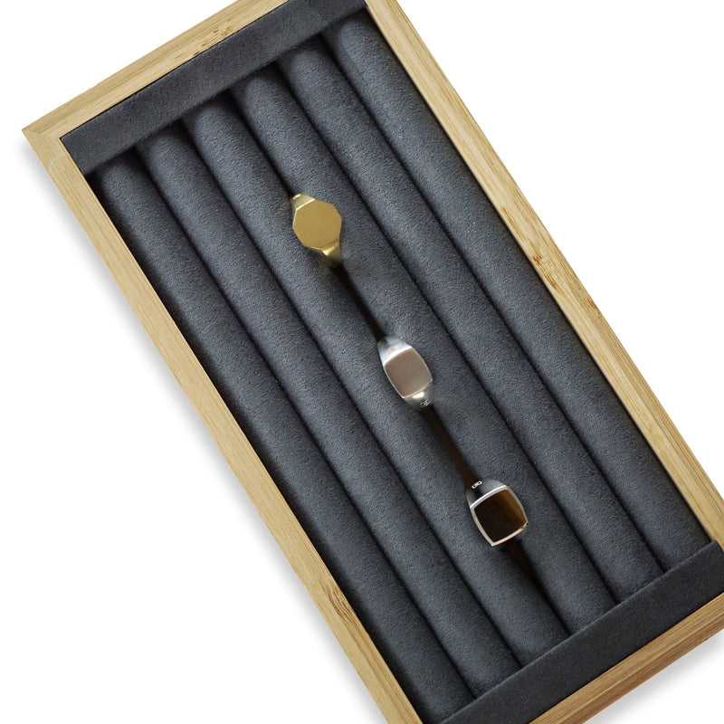 Hochwertiges Holzdisplay zur Schmuckaufbewahrung für Ringe und Armbänder mit natürlicher Maserung. Sprezzi Fashion