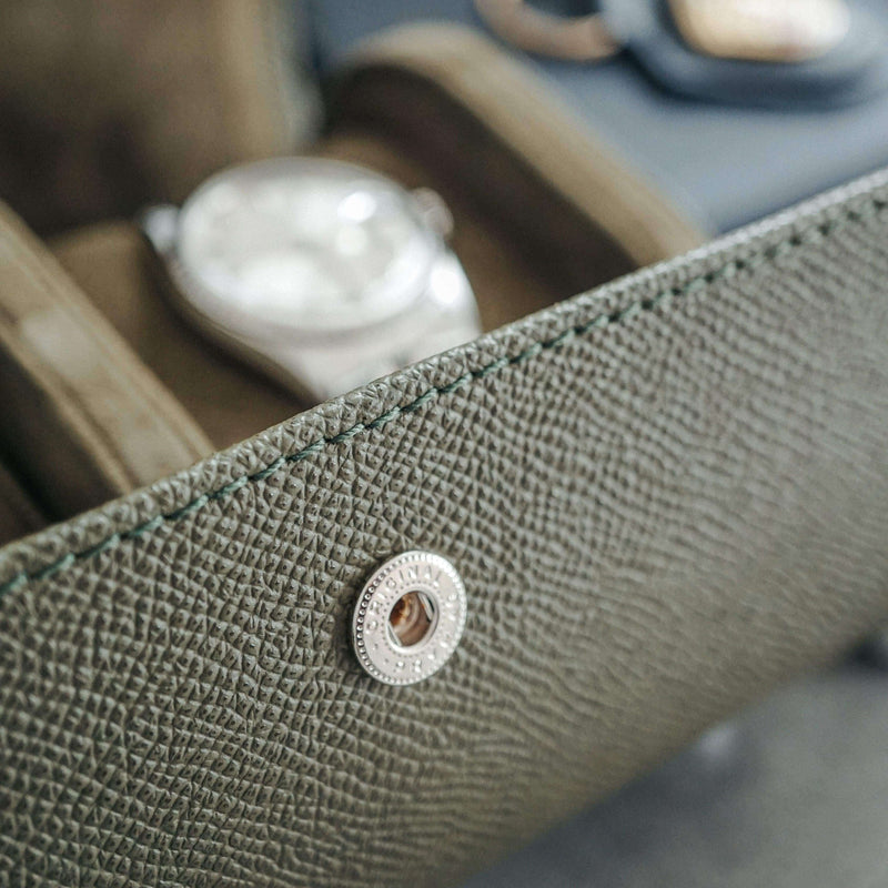 Khaki grüne Uhrenrolle aus echtem Leder für drei Uhren in exklusiver Saffiano Optik mit luxuriösem Wildleder Innenraum Sprezzi Fashion