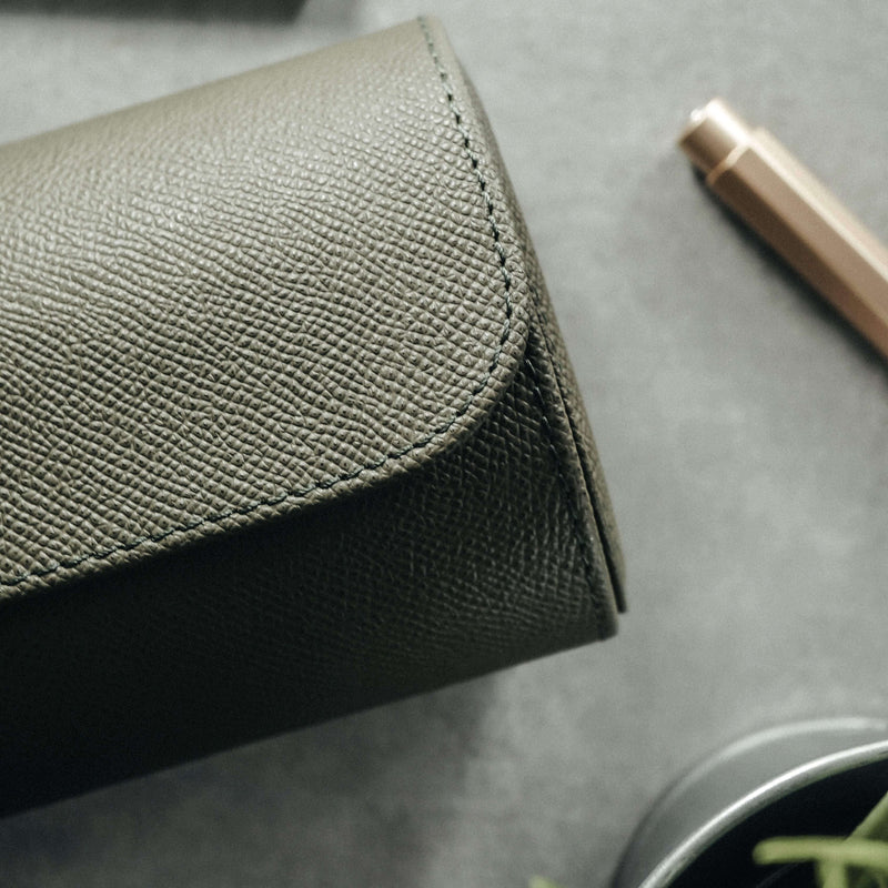 Luxuriöse Uhrenrolle in Khaki gefertigt aus echtem Leder mit weichem Wildleder Innenfutter für drei edle Armbanduhren Sprezzi Fashion