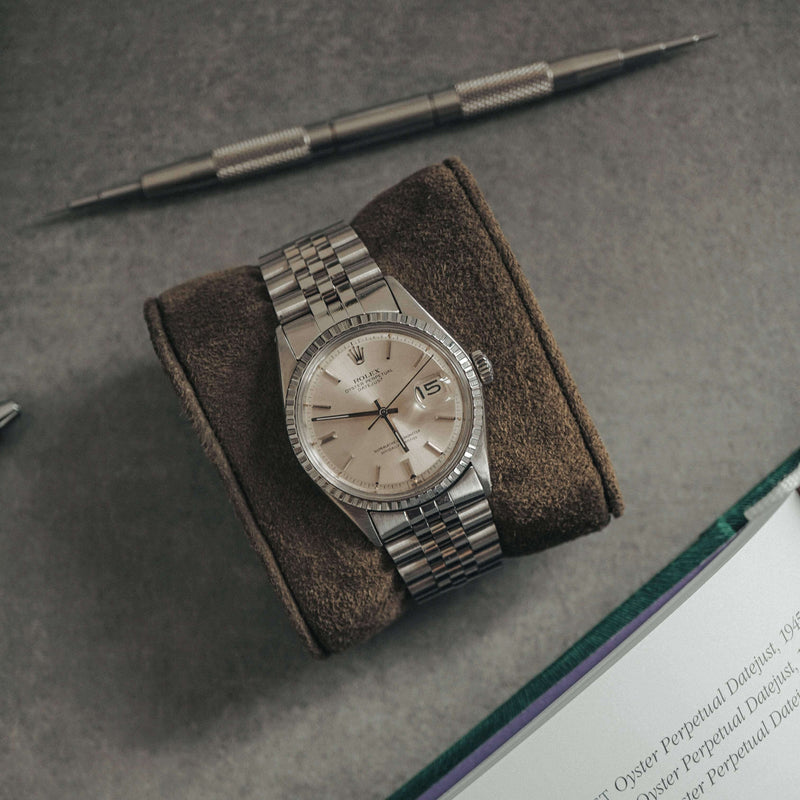 Khaki Uhrenrolle mit herausnehmbaren Kissen für drei Uhren praktisches und elegantes Design für sichere Aufbewahrung Sprezzi Fashion