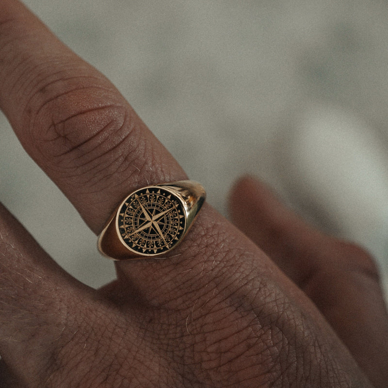 Klassischer Herren Kompassring 18k Gold vergoldet rundes Design mit Kompass Symbol Sprezzi Fashion