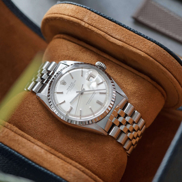 Handgefertigte Uhrenrolle aus blauem Leder fuer eine Uhr schützt vor Kratzern und Staub Sprezzi Fashion