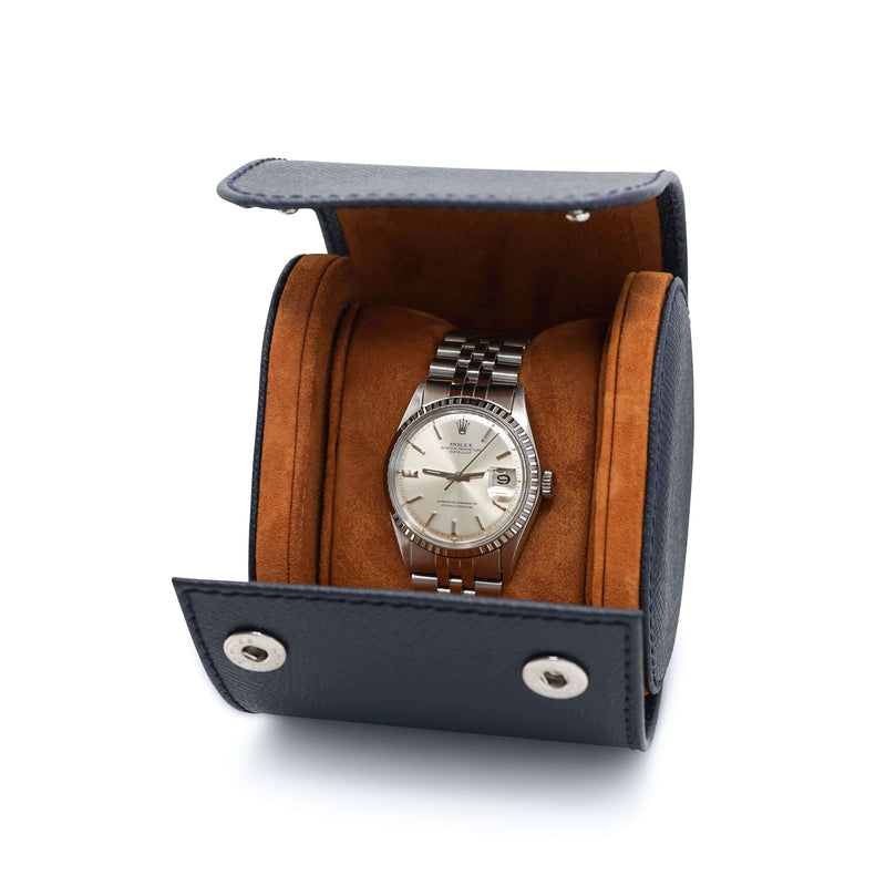 Uhrenrolle aus blauem Leder fuer eine Uhr schützt vor Kratzern auf Reisen und zuhause Sprezzi Fashion