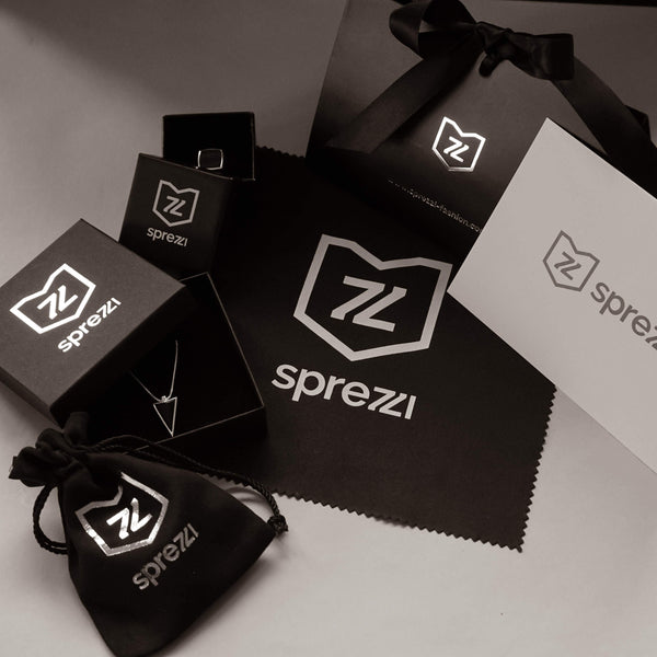 Luxurioese Geschenkverpackung fuer Schmuck mit eleganter Schmuckbox Pflegetuch und Geschenkkarte ideal als Geschenkidee Sprezzi Fashion