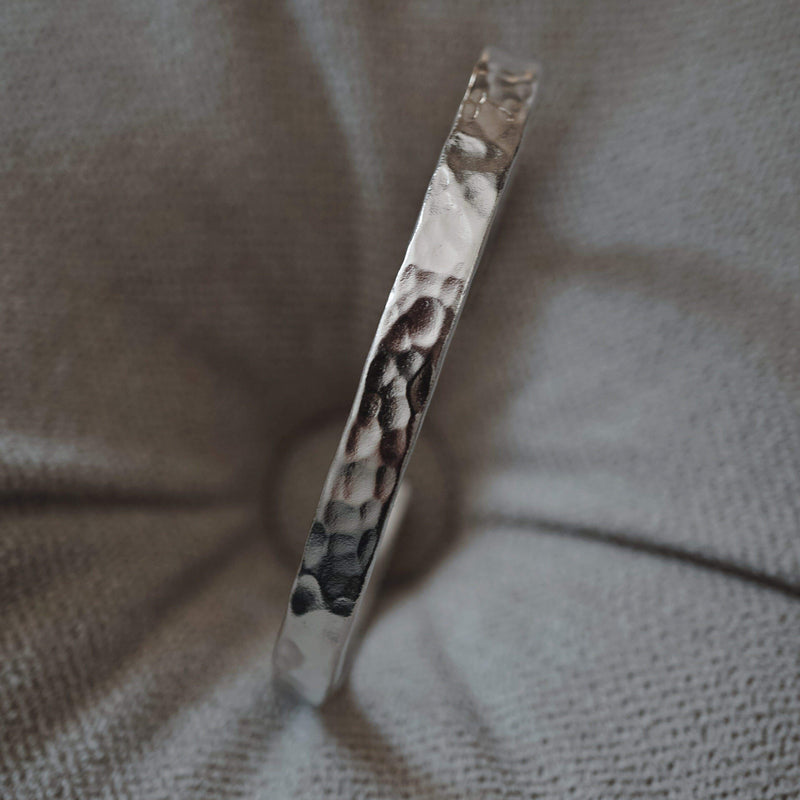 Massiver gehämmerter Silber Armreif aus 925 Sterling Silber mit anpassbarer Passform und edlem Glanz Sprezzi Fashion