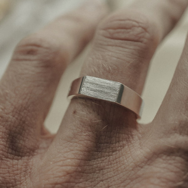 Minimalistischer Herrenring aus massivem Sterling Silber mit Raw Gravur moderner Stil Sprezzi Fashion