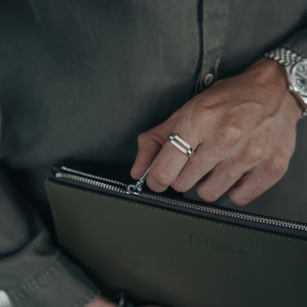 Minimalistischer Ring aus 925 Silber handgefertigt Split Design elegant fuer modernen Maennerschmuck Sprezzi Fashion