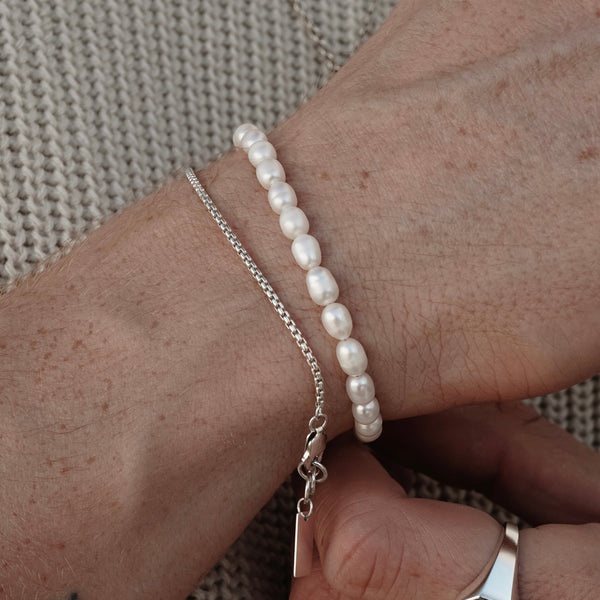 Minimalistisches Wasserperlen Armband mit dezentem Sprezzi Logo Anhänger stilvoll und hochwertig gefertigt Sprezzi Fashion