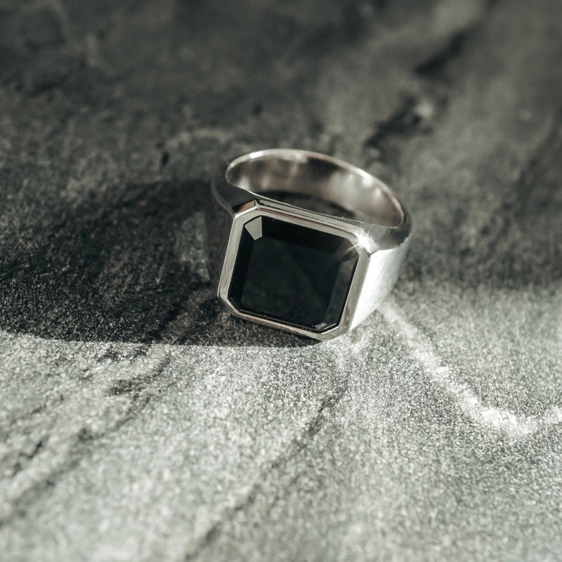 Octagonaler Onyx Siegelring mit polierter Silber Oberfläche stilvoll und maskulin Sprezzi Fashion