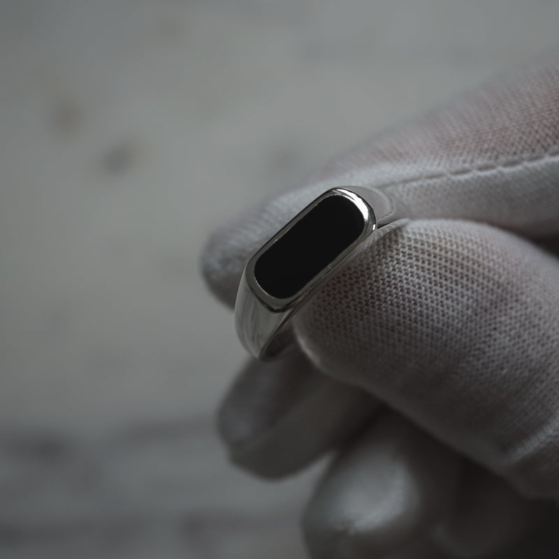 Moderner Herrenring aus Sterling Silber mit glattem schwarzen Onyx Stein und glänzendem Finish Sprezzi Fashion